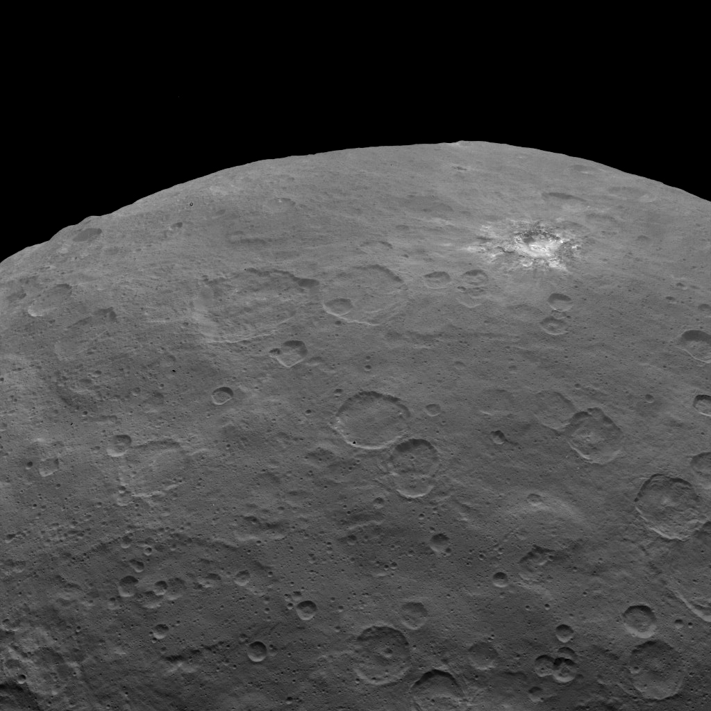 Jasny materiał wewnątrz i w pobliżu krateru w górnej, prawej części kadru. Czy to potężne uderzenie wydobyło jasny materiał spod powierzchni czy też jest on pozostałością po obiekcie, który w nią uderzył? Źródło: NASA/JPL-Caltech/UCLA/DLR/IDA
