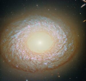 NGC 2775 – galaktyka wymykająca się klasyfikacjom